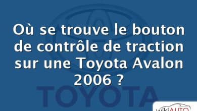 Où se trouve le bouton de contrôle de traction sur une Toyota Avalon 2006 ?